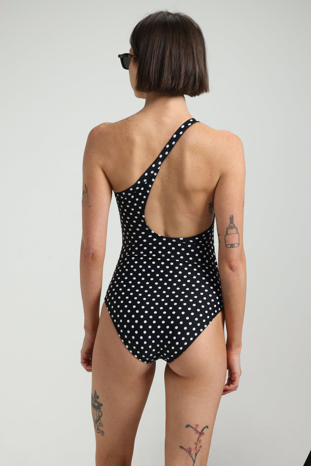 Degas Black Dots Swimsuit בגד ים וואן שולדר שלם בצבע שחור עם נקודות לבנות