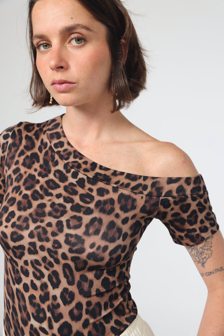 חולצה מנומרת צווארון אסימטרי Luna Leopard T-Shirt