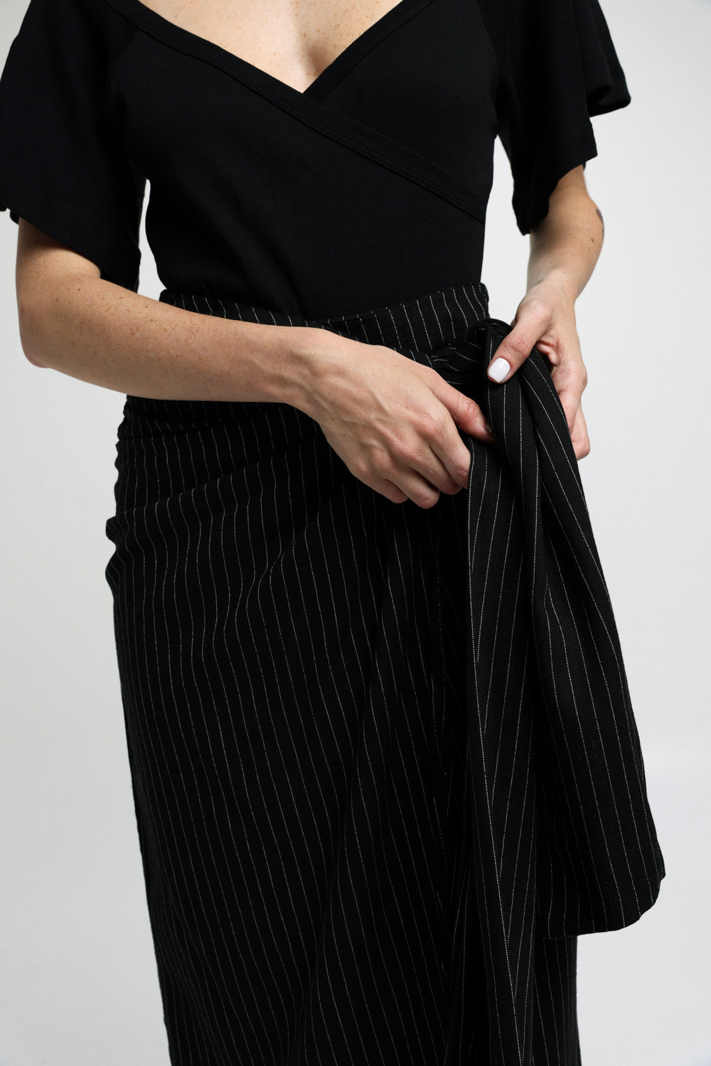 EE Black & White Stripes Skirt חצאית מעטפת עם קשירה