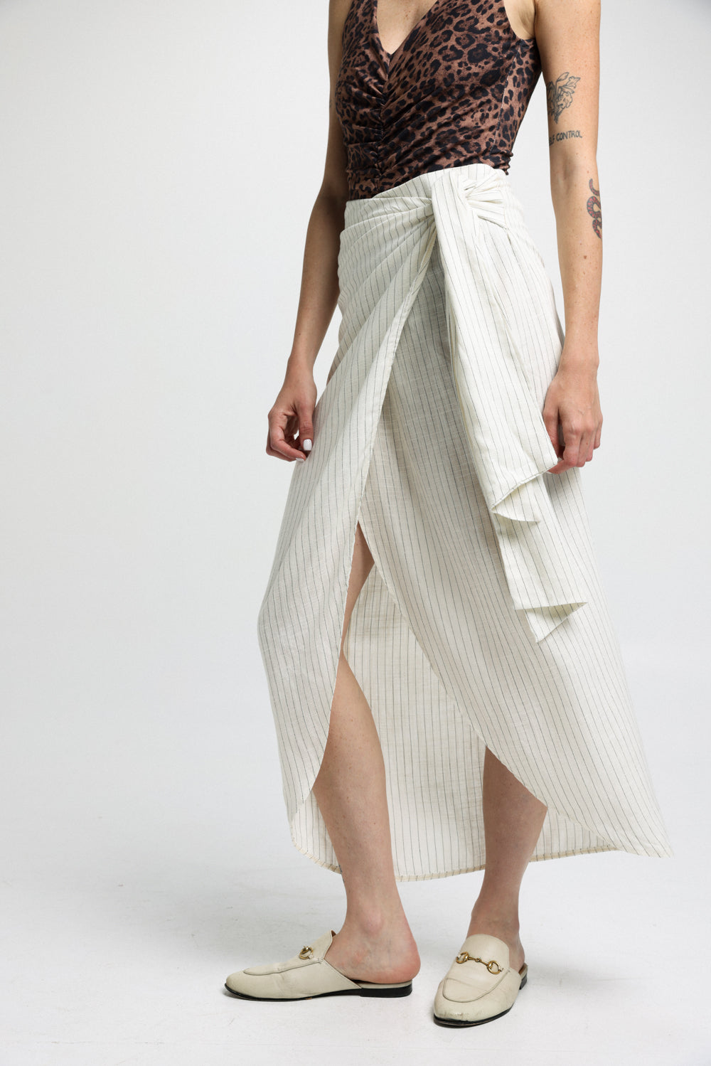 EE White & Black Stripes Skirt חצאית מעטפת מידי לנשים עם פסים