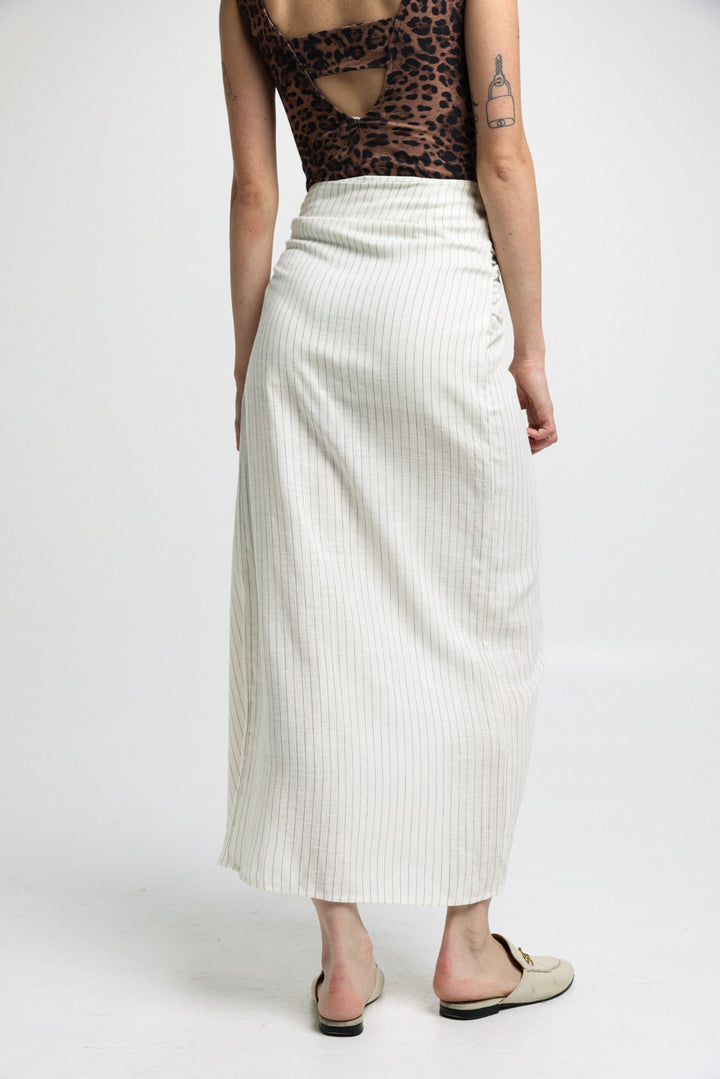 חצאית פסים Stripes Skirt לבן ושחור גב