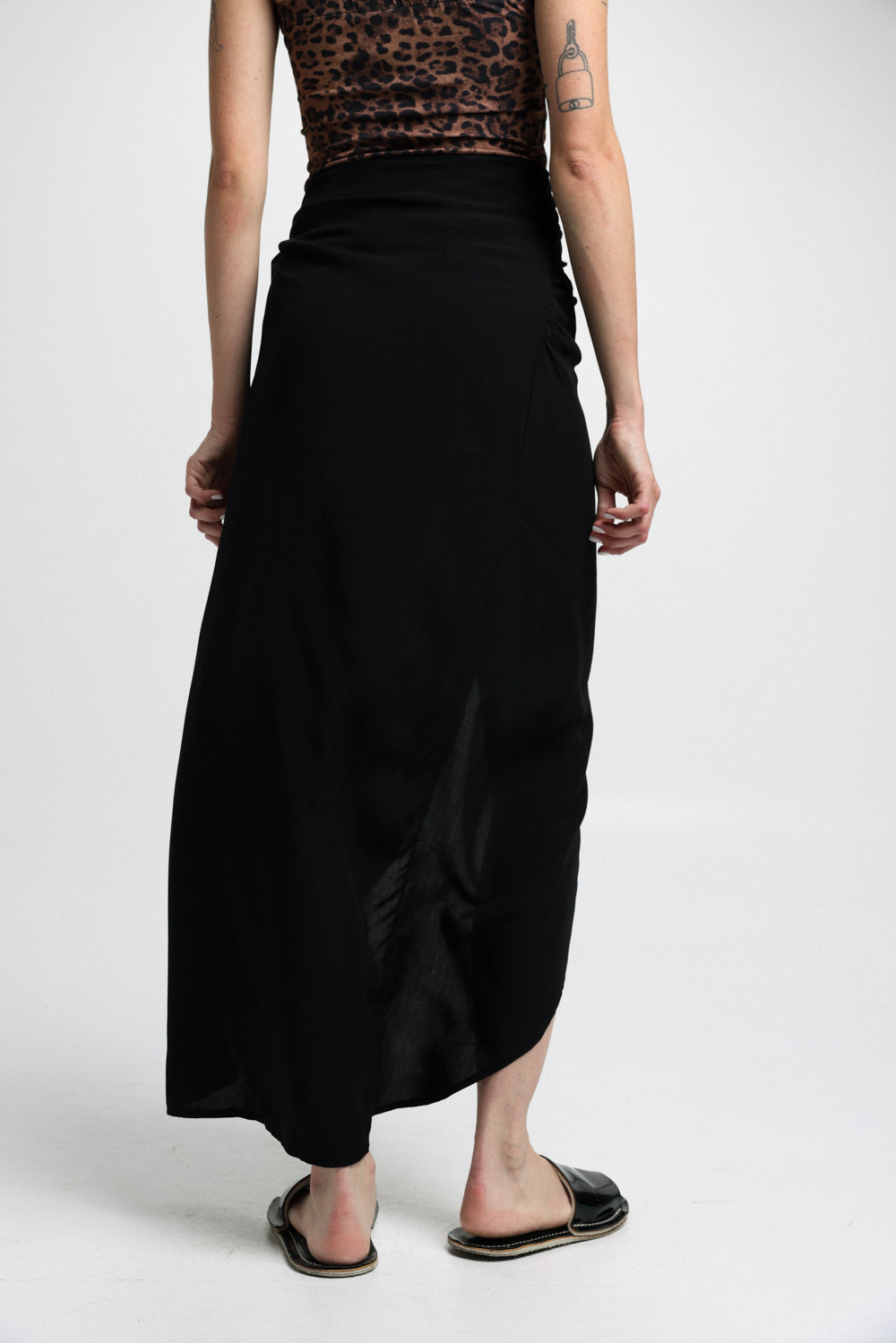 חצאית שחורה EE Black Skirt גב