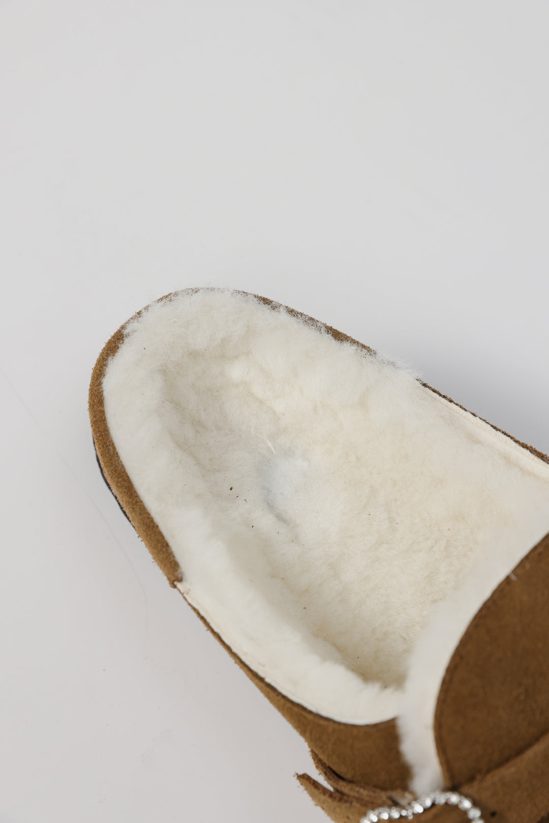 כפכף עם בטנת פרווה וגימור זמש Suede Camel Mules 