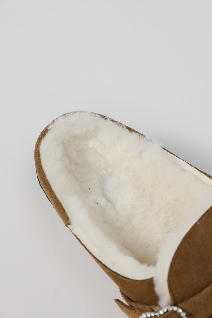 כפכף עם בטנת פרווה וגימור זמש Suede Camel Mules 