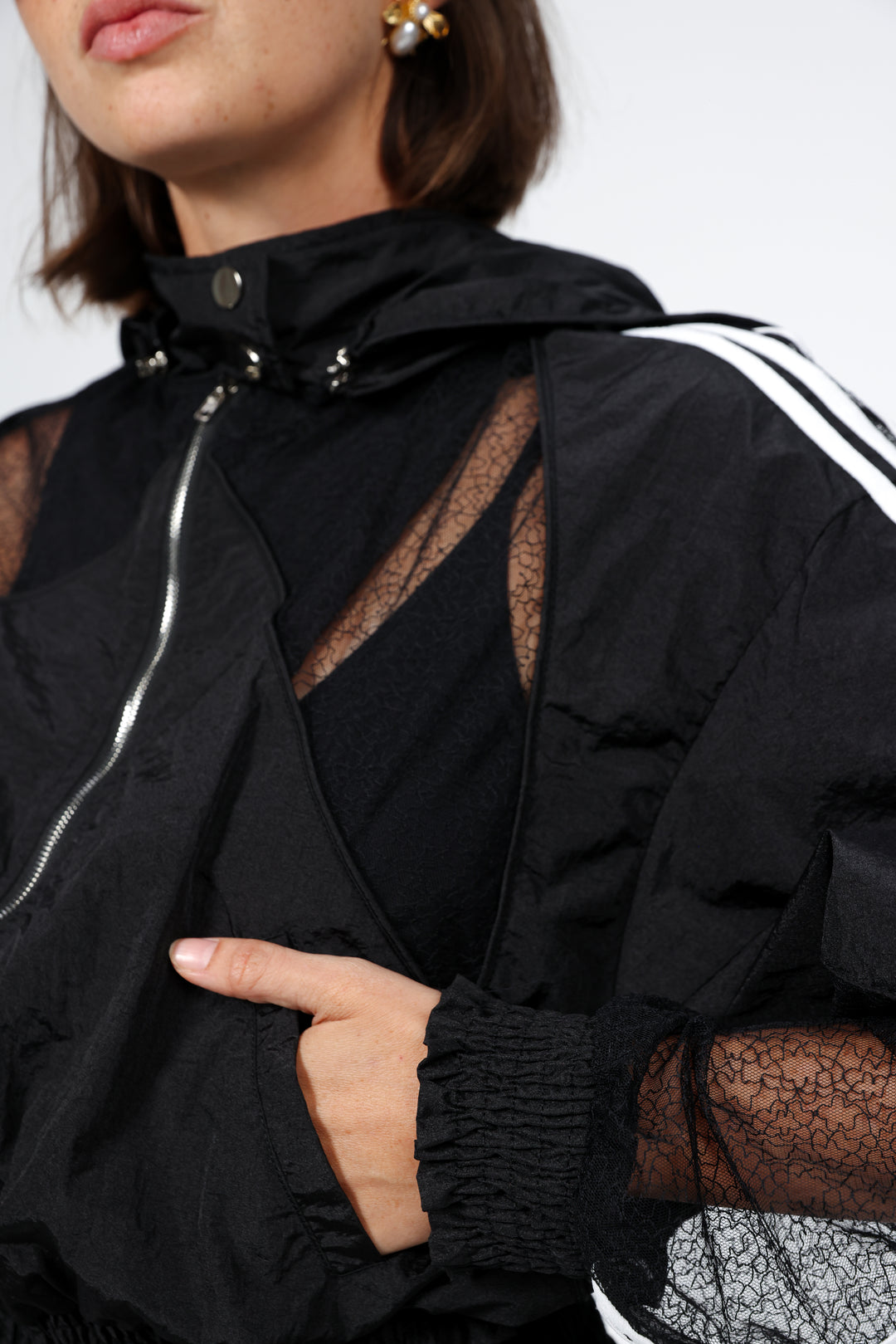 מעיל רוח ניילון עם פאנלים של תחרה Nylon & Lace Black Windbreaker 