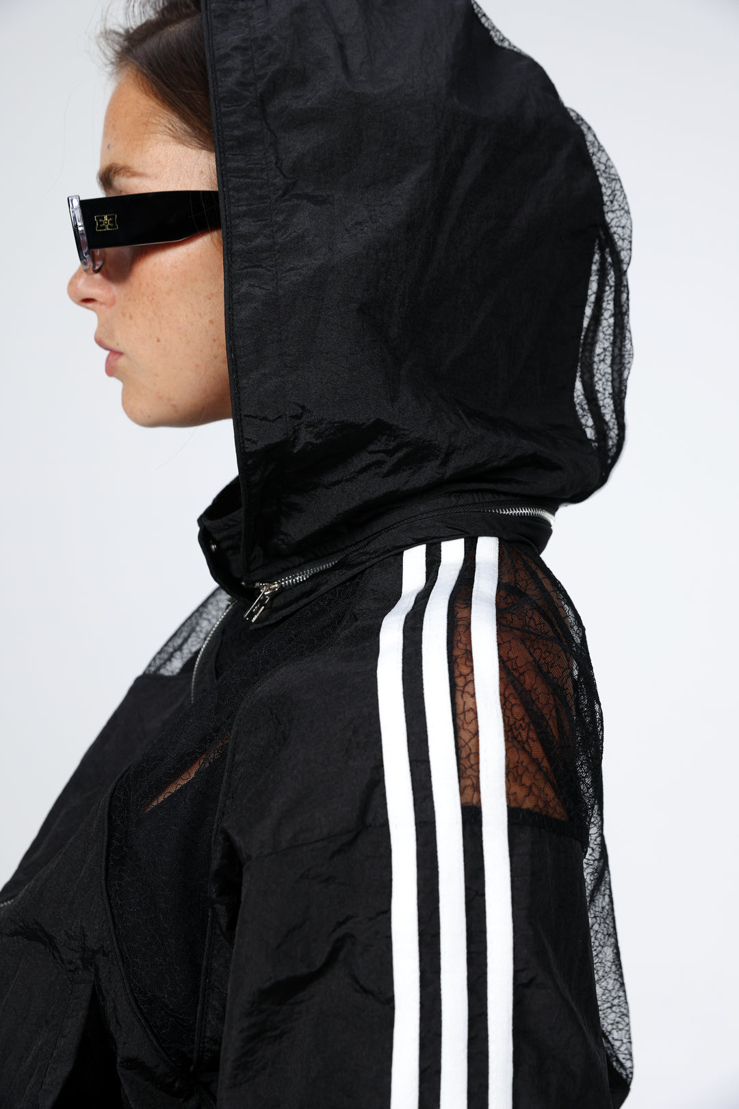 קפוצ'ון ניילון בצבע שחור לנשים Nylon & Lace Black Windbreaker 