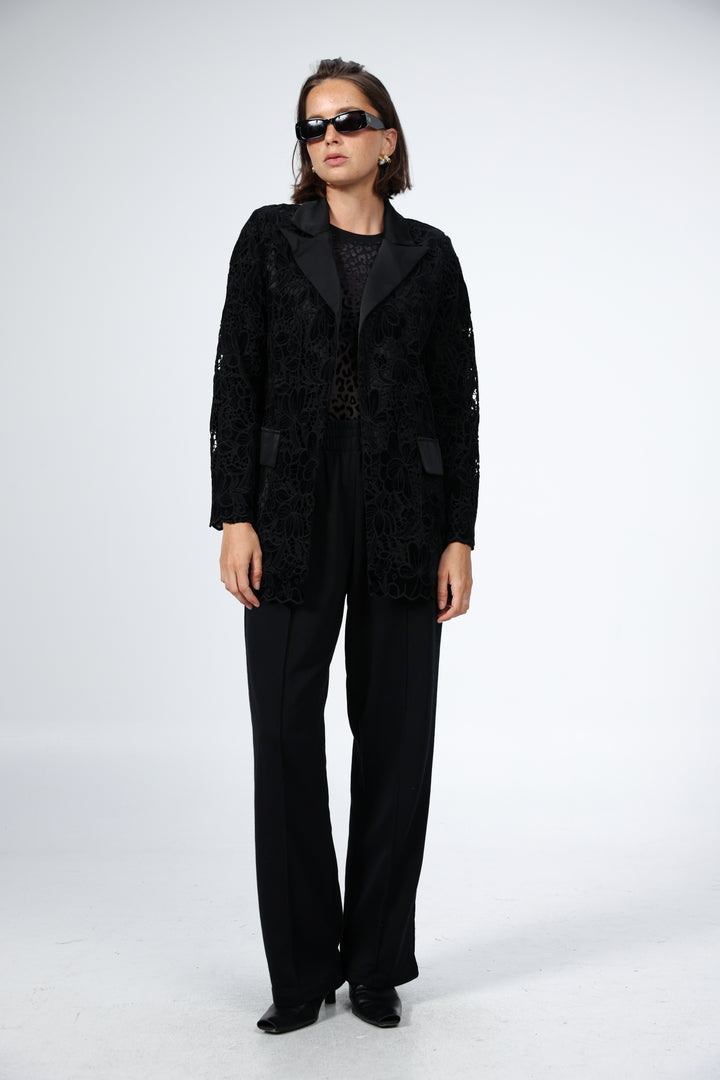 ג'קט בלייזר שחור עם צווארון בגימור סאטן Black Floral Lace & Velvet Blazer
