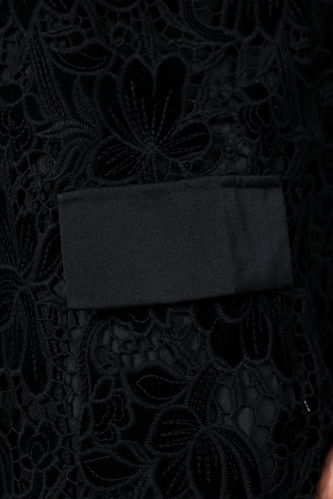 בלייזר שחור חלק פנימי קטיפה Black Floral Lace & Velvet Blazer
