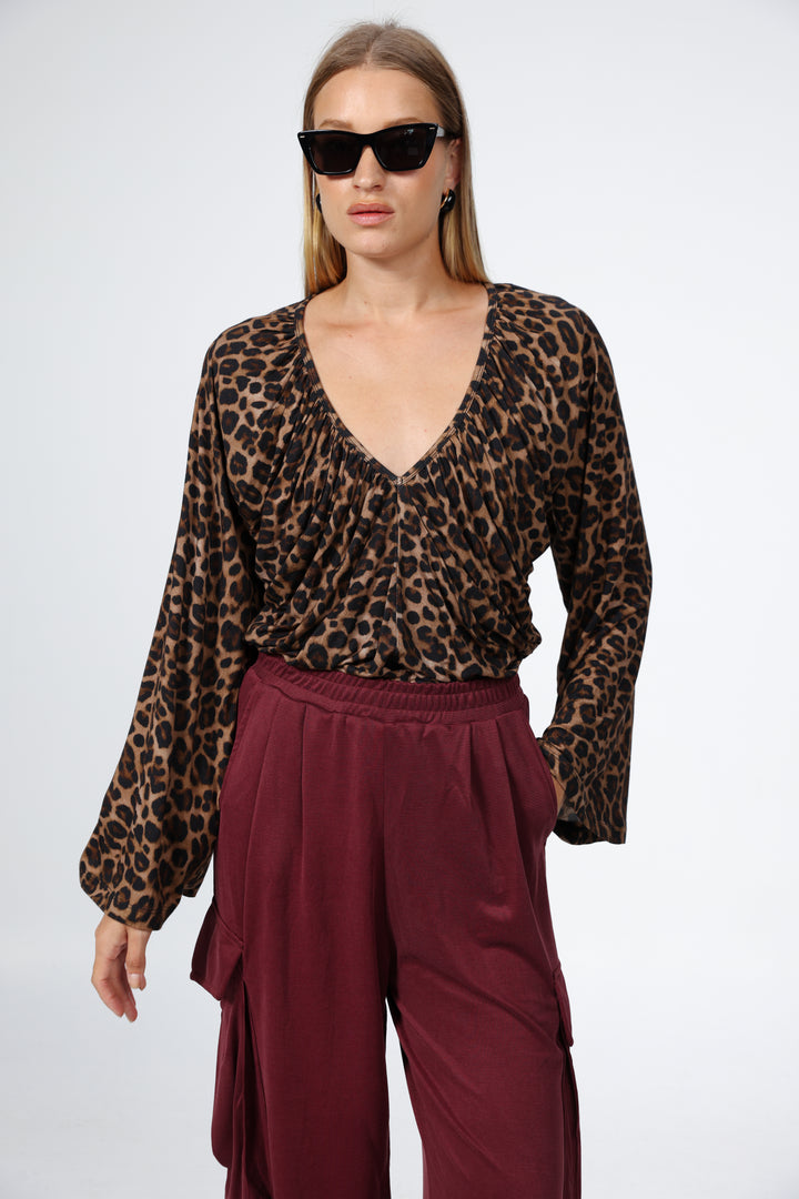 חולצת מחשוף V גוון מנומר Mousse Leopard Shirt 