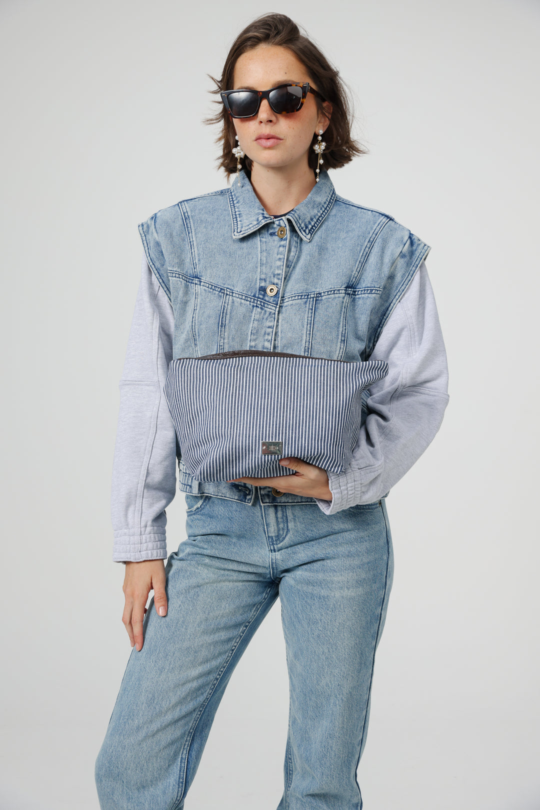 תיק איפור בצבע כחול עם פסים Blue Striped Makeup Bag