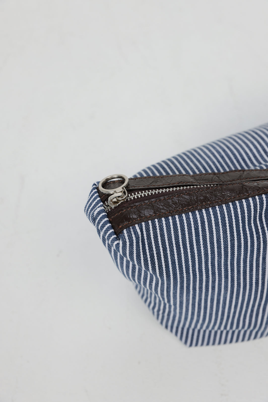 תיק איפור כחול עם רוכסן Blue Striped Makeup Bag