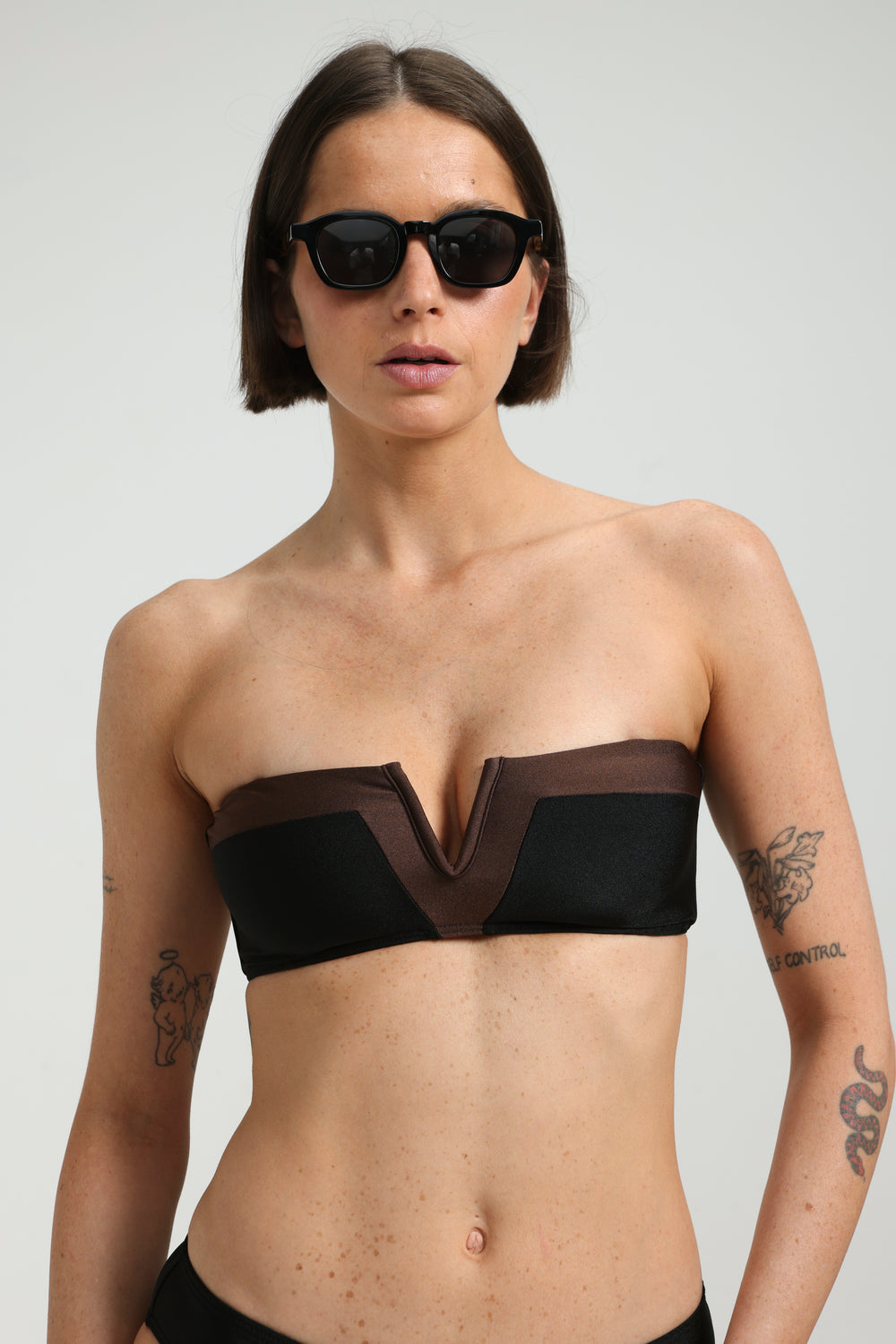 Cubism Black/Brown Bikini Top חזיית טופ ביקיני בצבע שחור עם עיטור וי קדמי בצבע חום