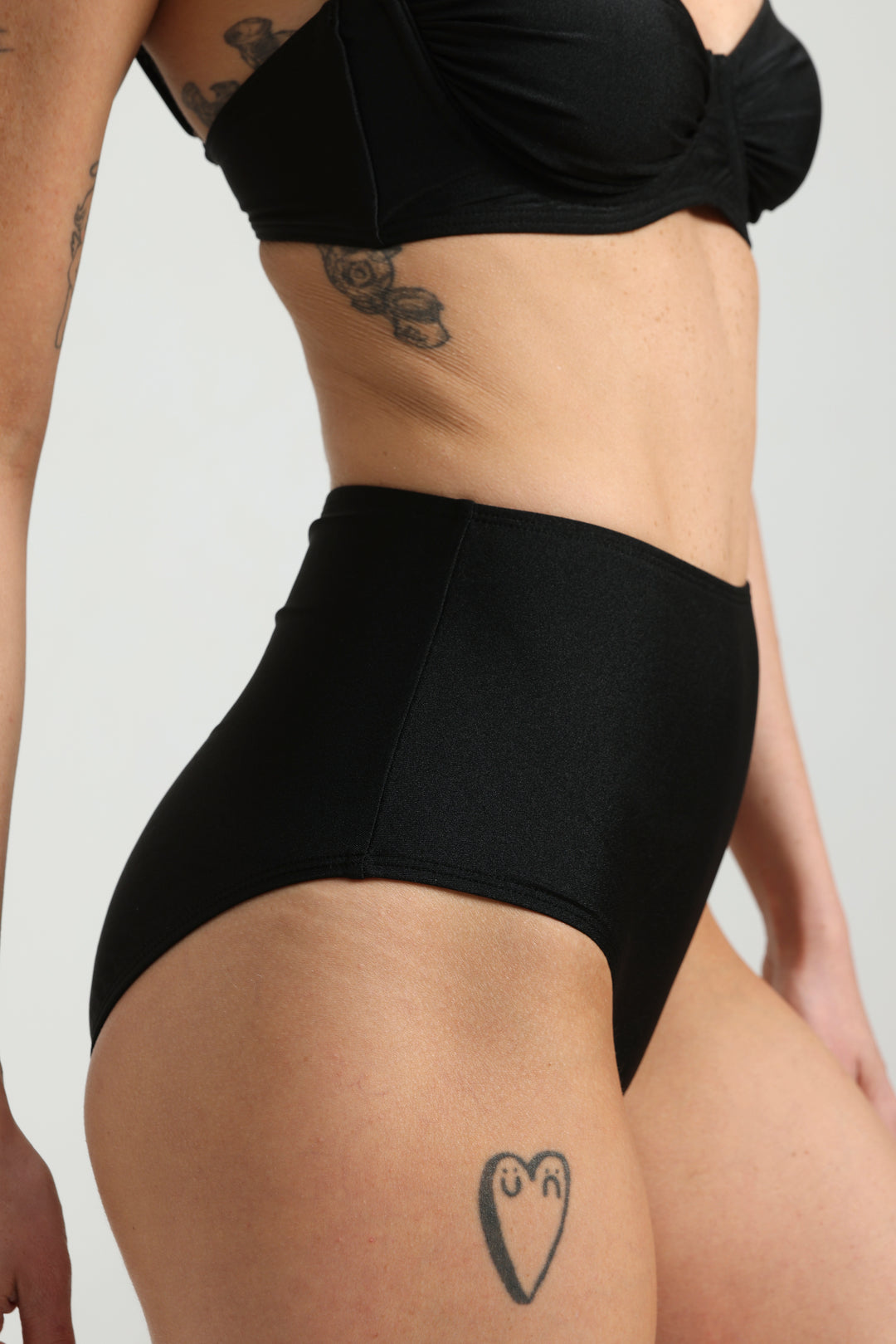 Alpha Black Bikini Bottoms תחתוני בגד ים ביקיני שחורים בגזרה גבוהה