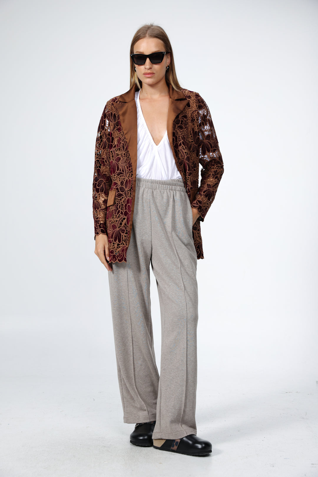 בלייזר חום בגזרה נינוחה גדולה Brown Floral Lace & Velvet Blazer 
