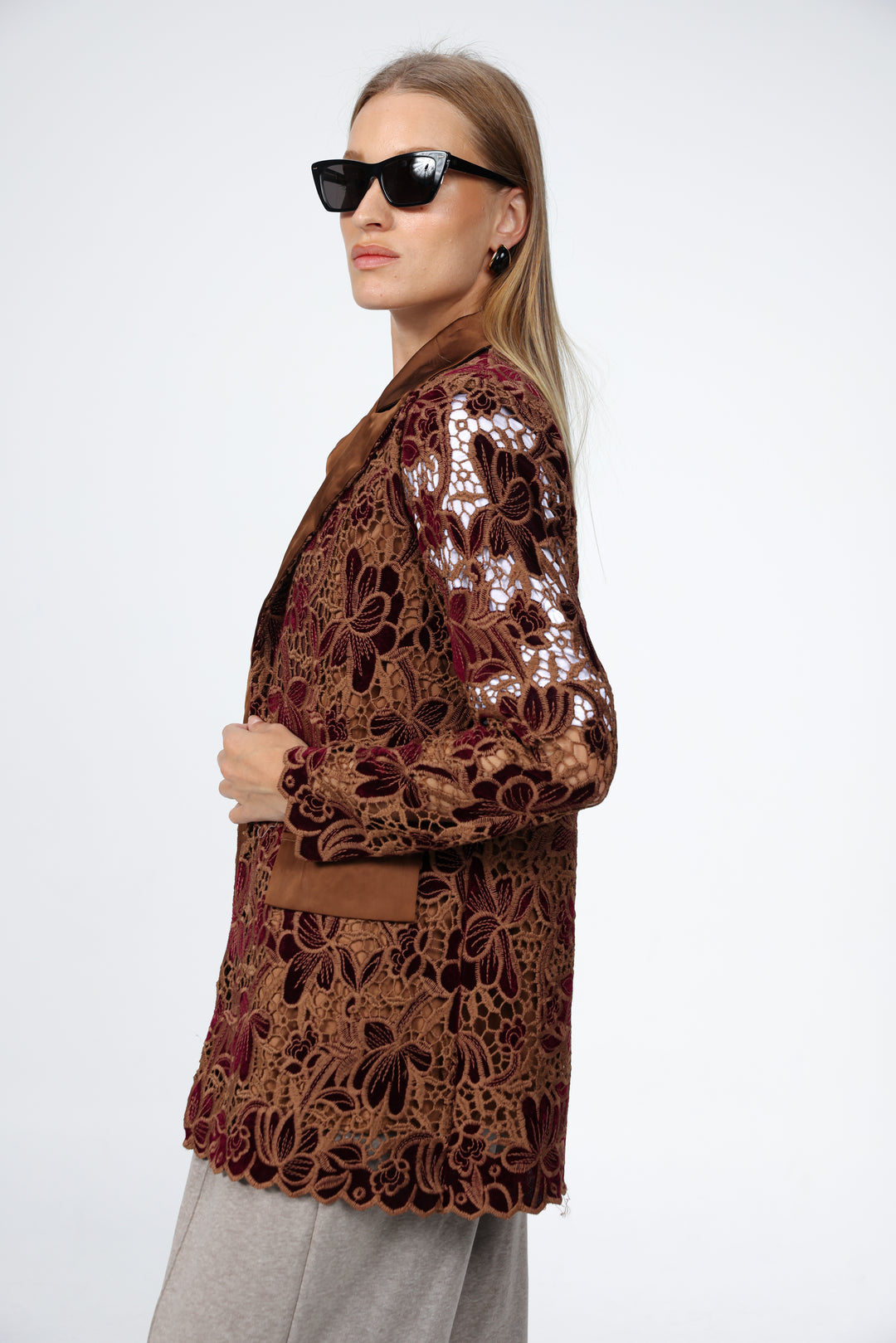 בלייזר תחרה פרחוני בצבעים חום ויין Brown Floral Lace & Velvet Blazer 