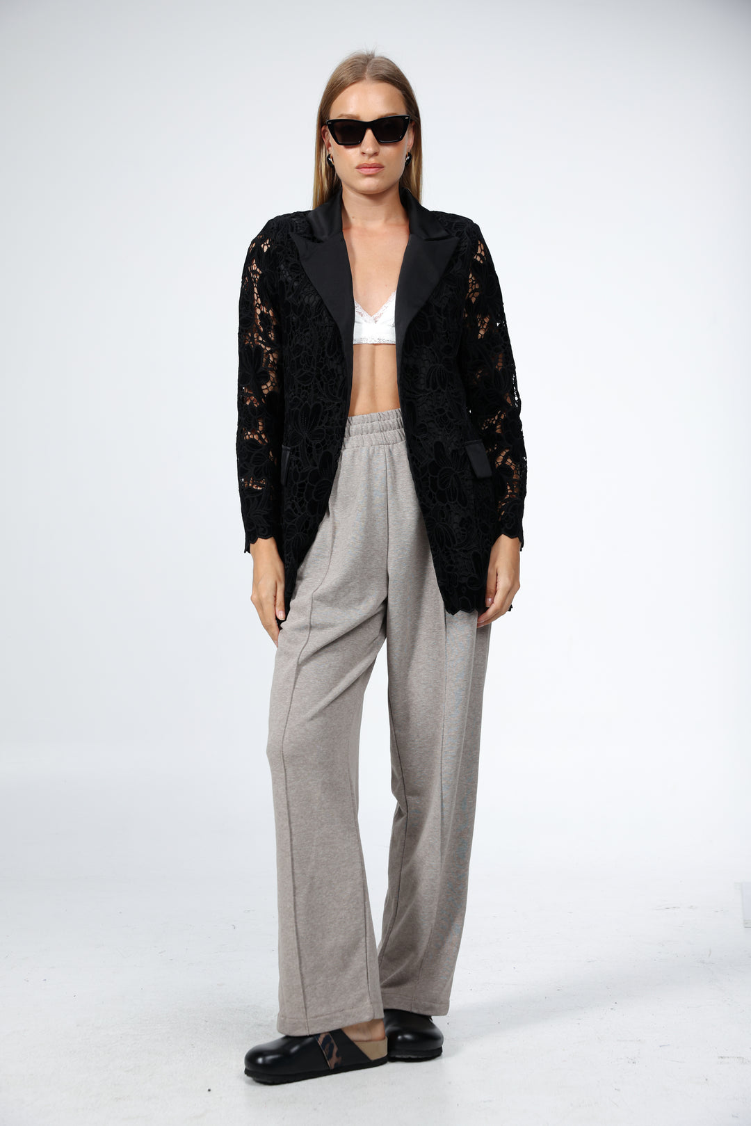 בלייזר שחור בגזרה ארוכה נינוחה Black Floral Lace & Velvet Blazer