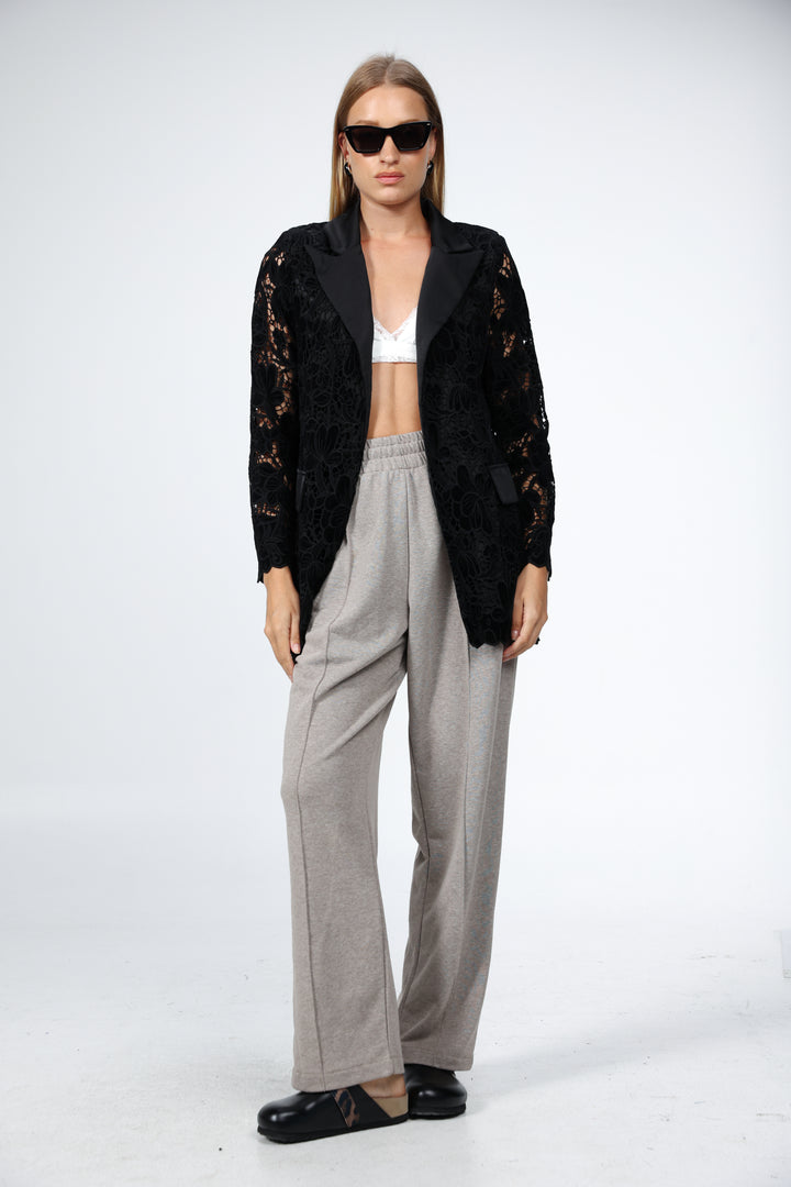 בלייזר שחור בגזרה ארוכה נינוחה Black Floral Lace & Velvet Blazer