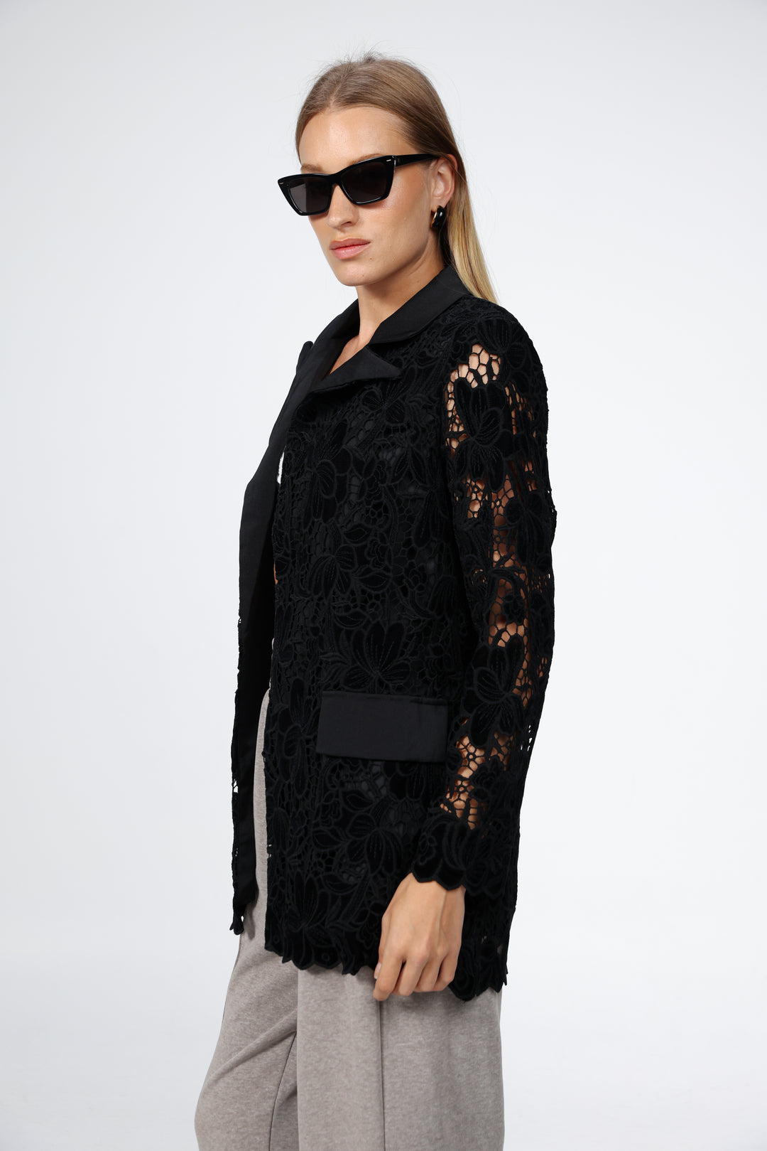 ז'קט בלייזר בצבע שחור לאישה Black Floral Lace & Velvet Blazer