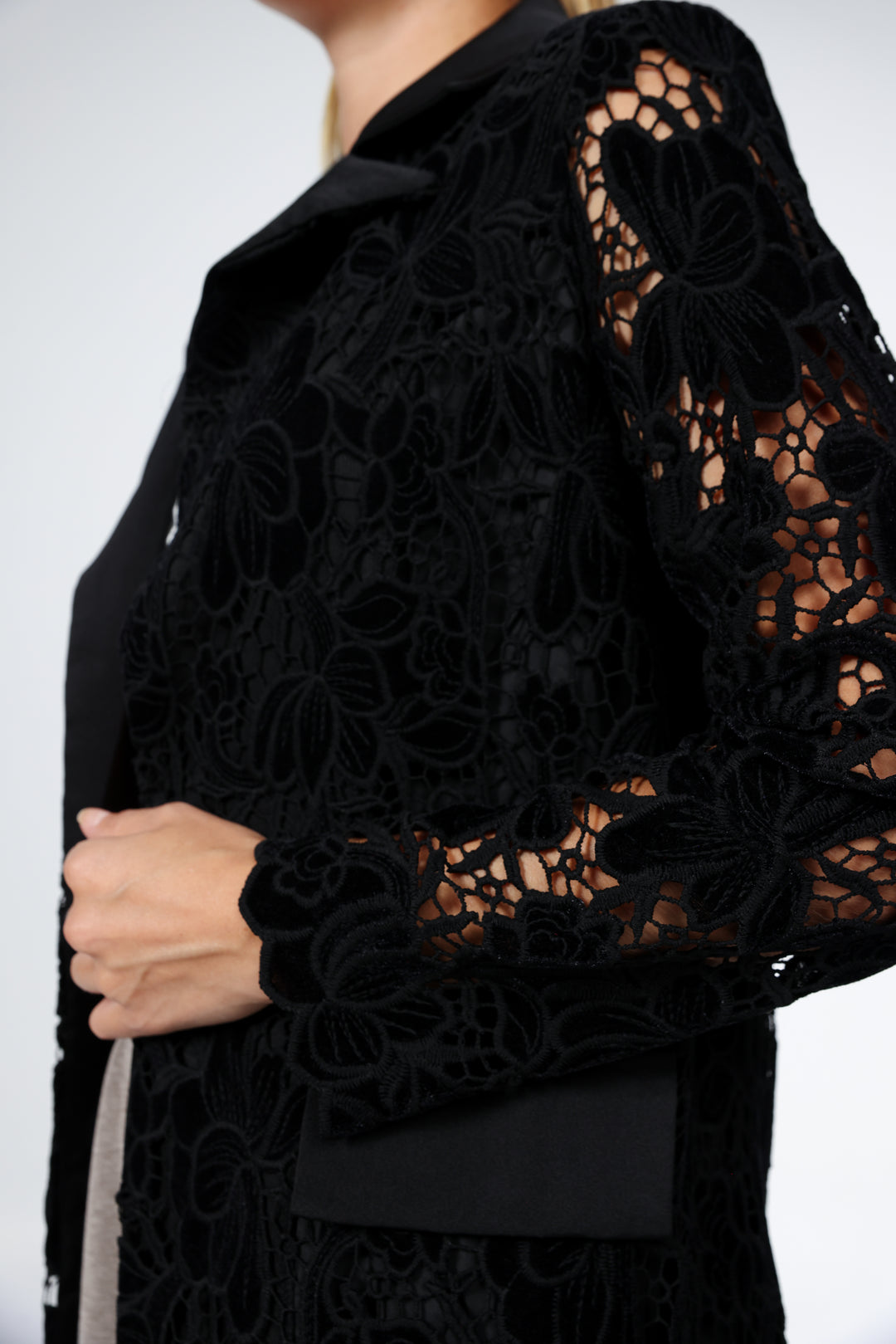 בלייזר שחור עם שרוולי תחרה פרחוניים שקופים Black Floral Lace & Velvet Blazer