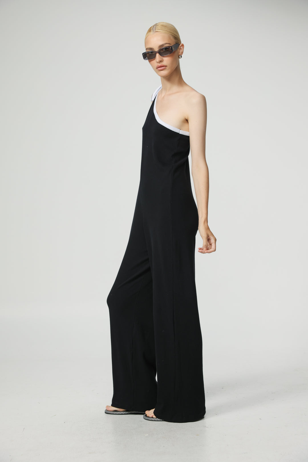 אוברול וואן שולדר גזרה רחבה Tie Black&White One Shoulder Jumpsuit