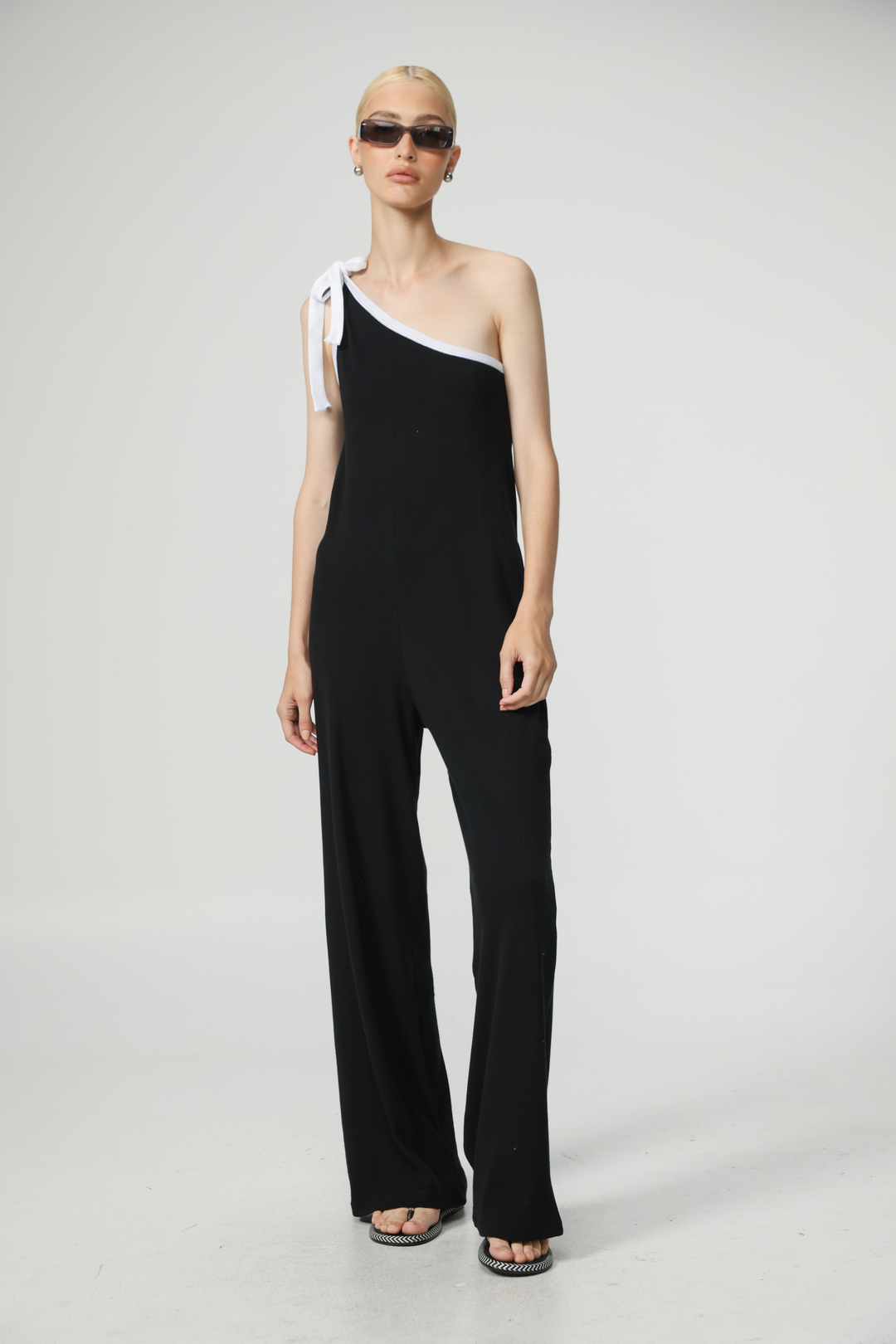 אוברול כתף אחת לנשים Tie Black&White One Shoulder Jumpsuit 
