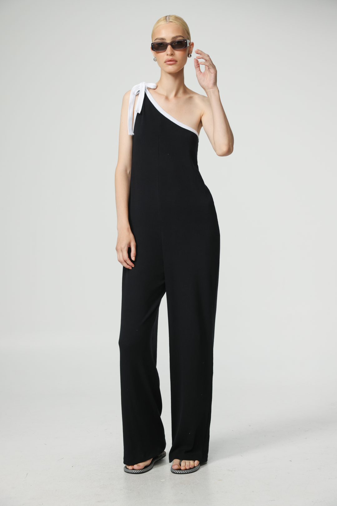 אוברול שחור לבן לאישה עיצוב אסימטרי Tie Black&White One Shoulder Jumpsuit
