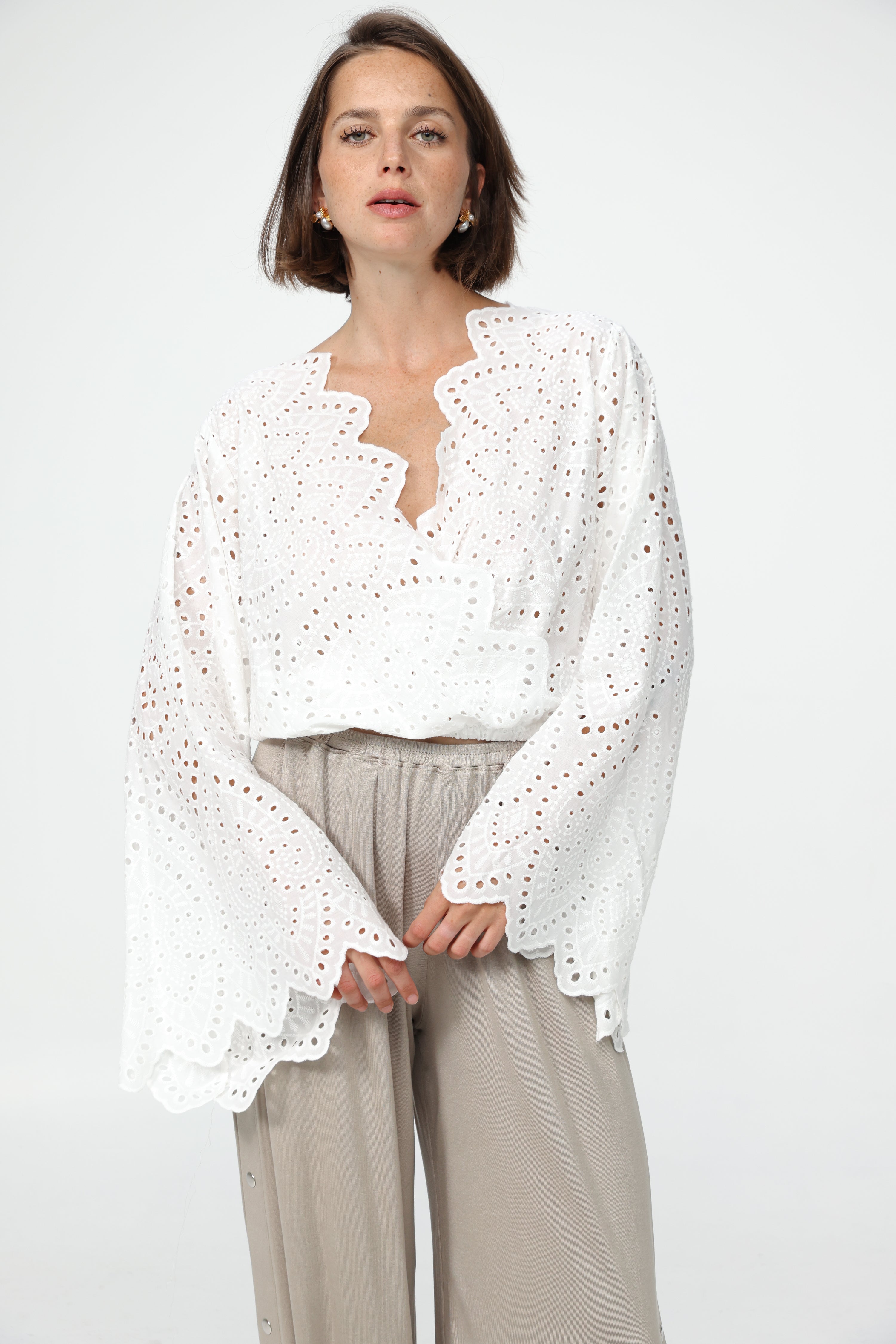 [タグ付き]SIIILON Floater blouse White SIZE2 Eyelet White Blouse – SEESTARZ