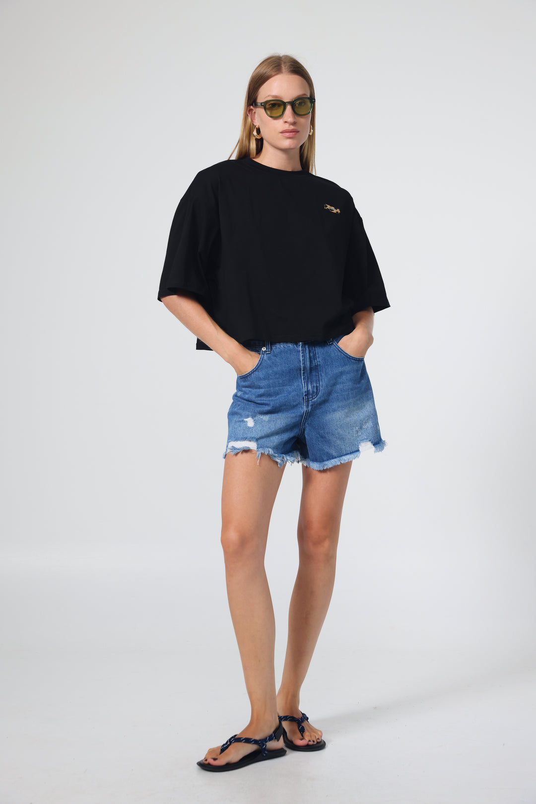 חולצת קרופ בצבע שחור לנשים Crop Black T-Shirt 