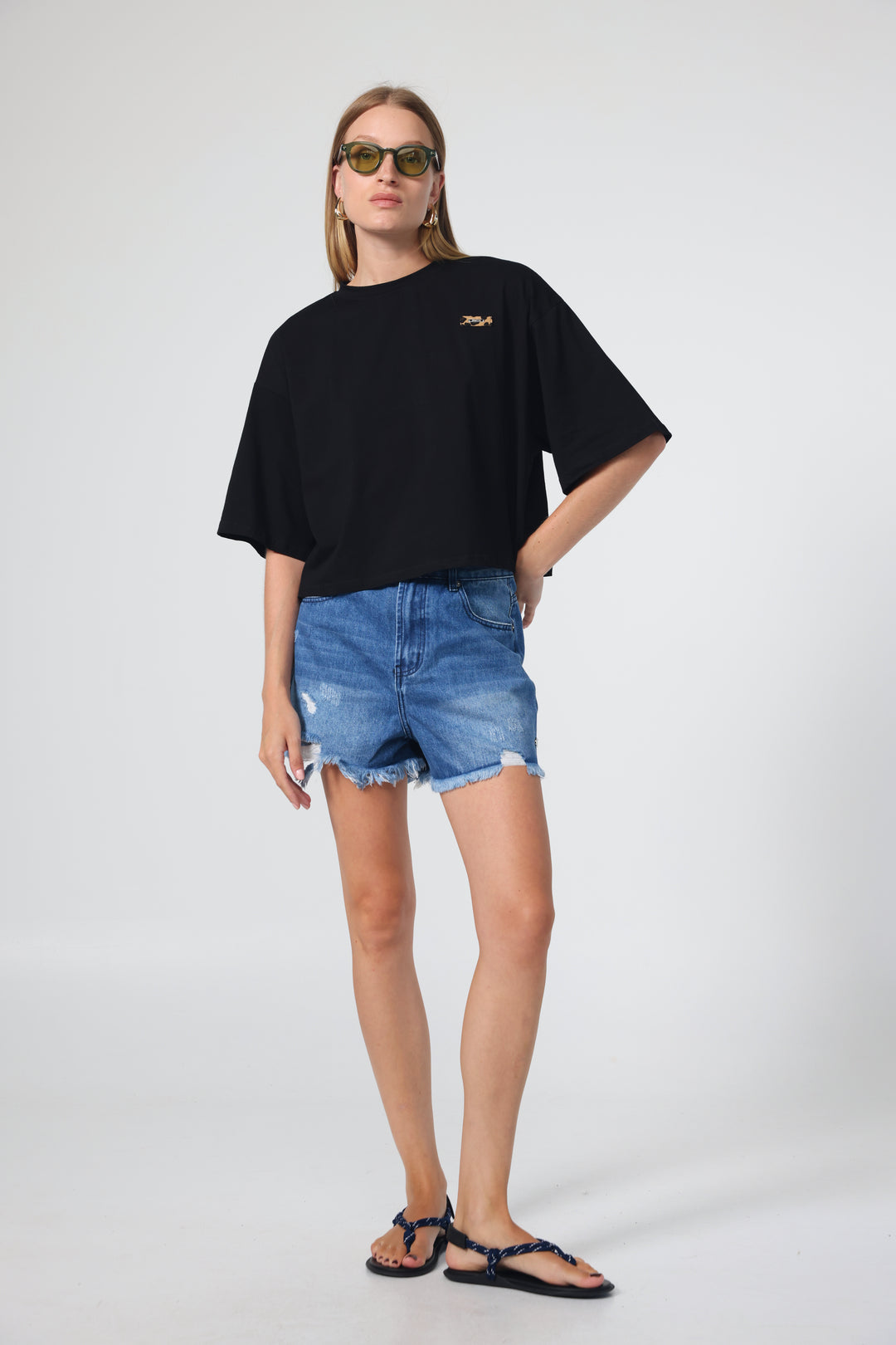 קרופ טופ שחור לנשים Crop Black T-Shirt 
