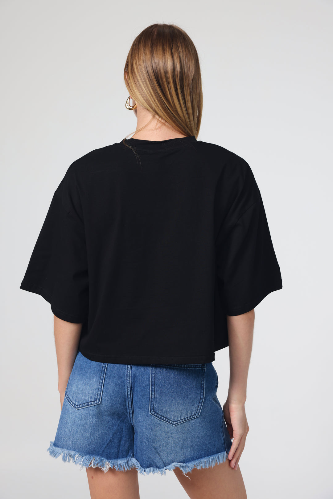 חולצה שחורה קרופ גב Crop Black T-Shirt 