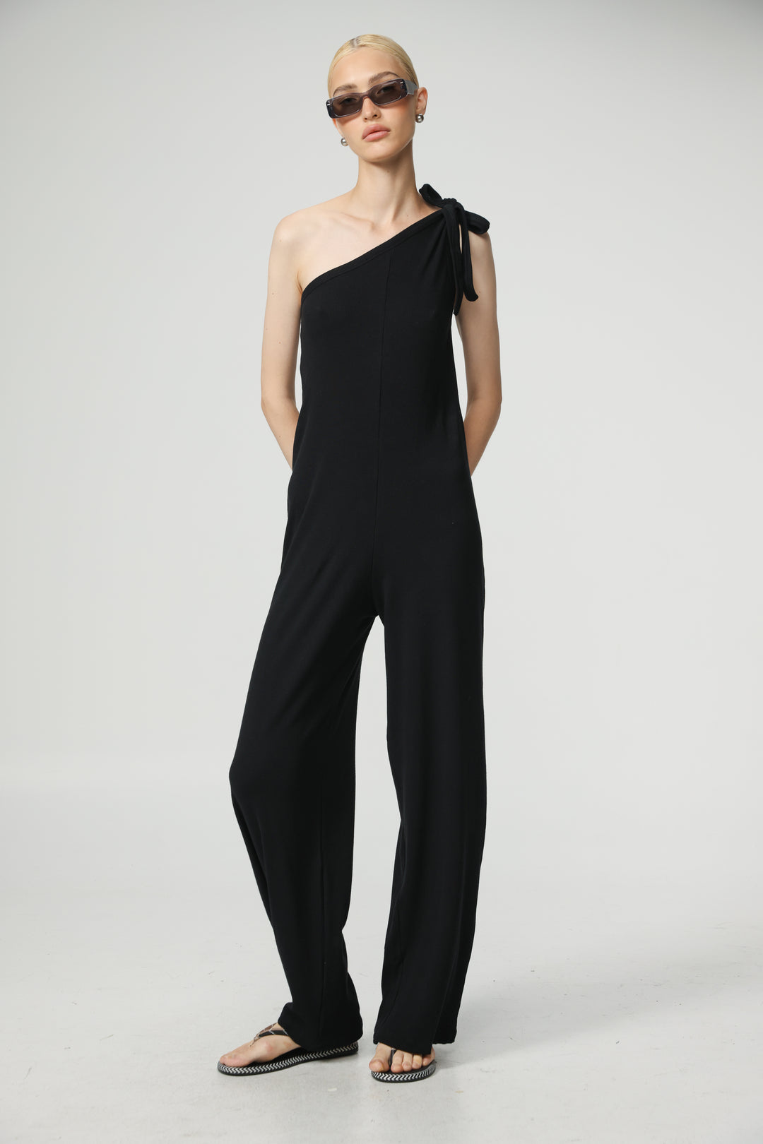 אוברול שחור כתף אחת עם קשירת פפיון Tie Black One Shoulder Jumpsuit