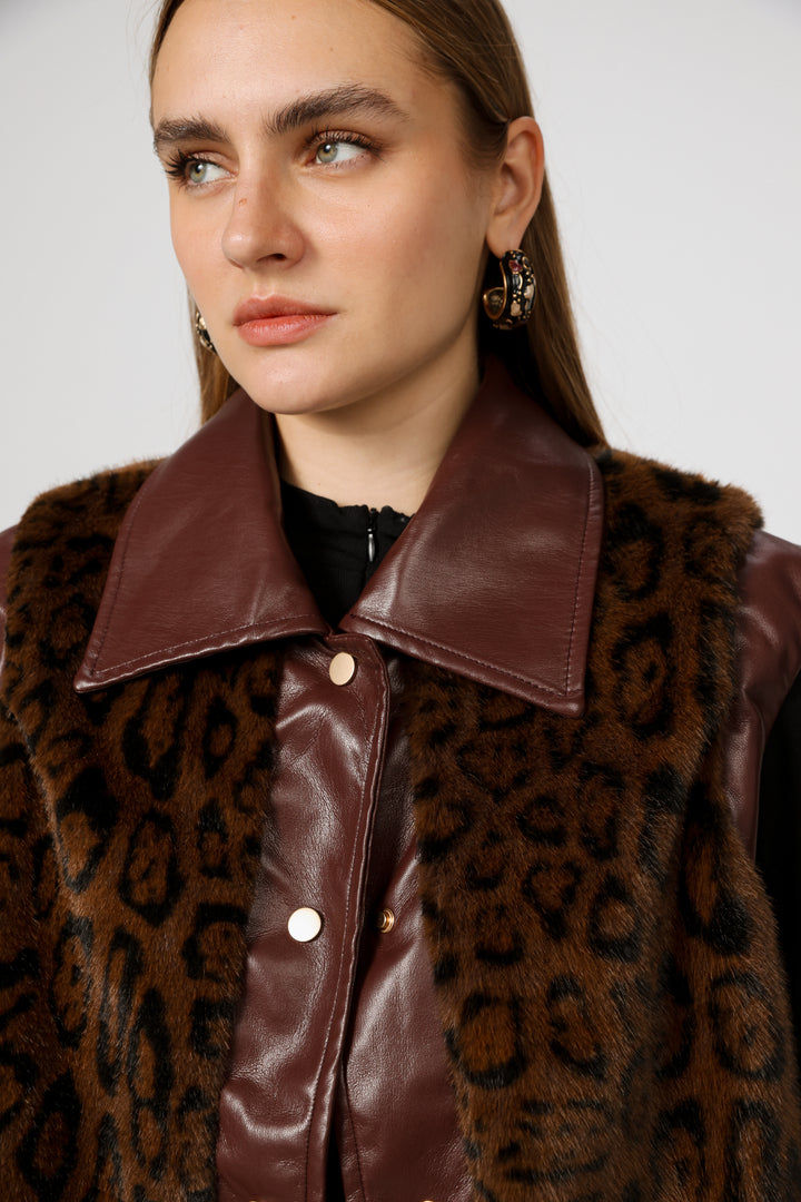 וסט מנומר לאישה עם צווארון חלק בצבע חום Fluffy Leopard Vest 
