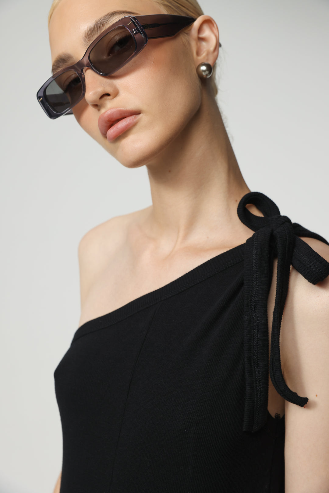 אוברול כתף אחת עם פפיון גדול Tie Black One Shoulder Jumpsuit