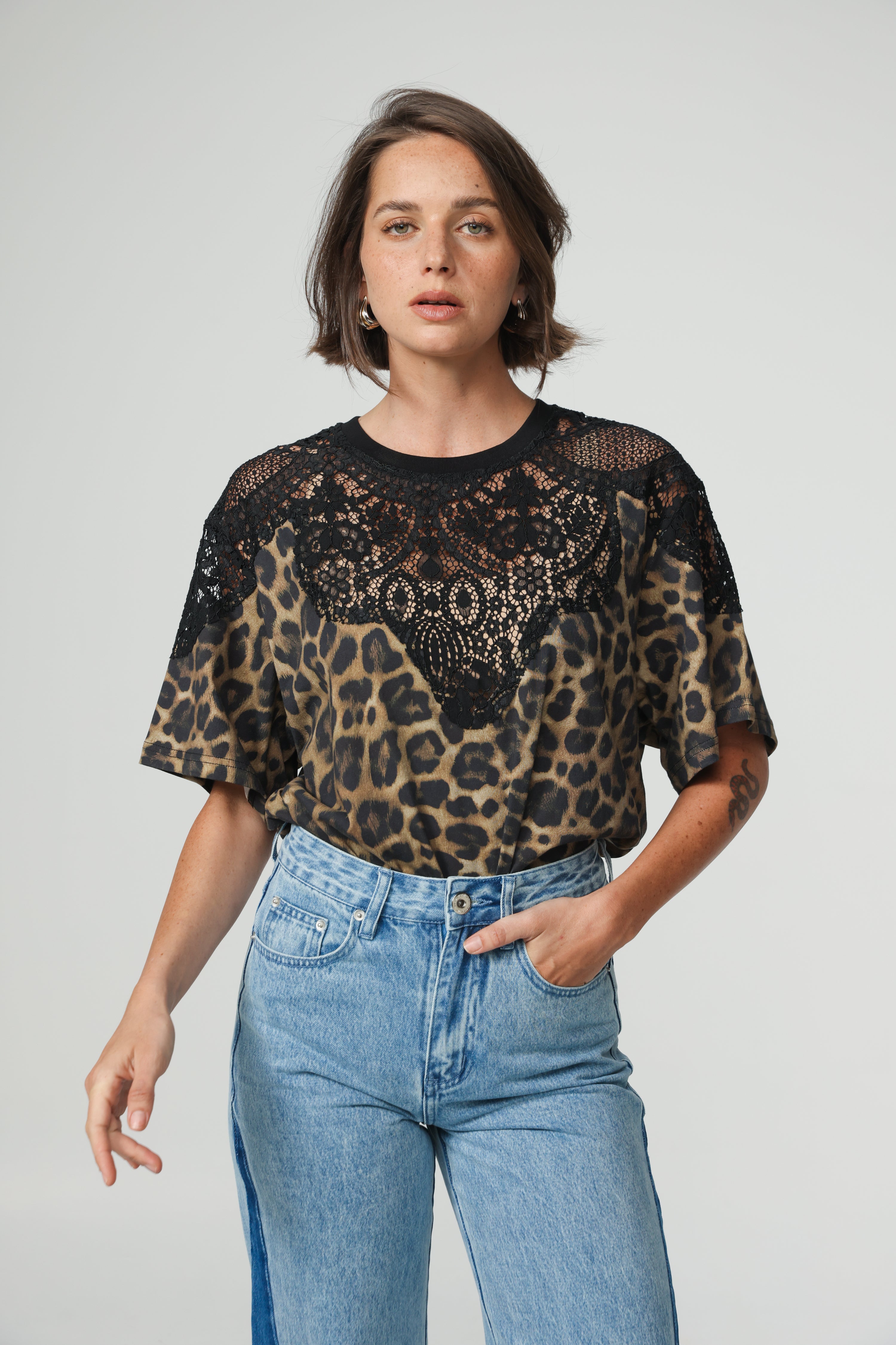 LEOPARD LACE トップス Lion Leopard Lace T-Shirt – SEESTARZ
