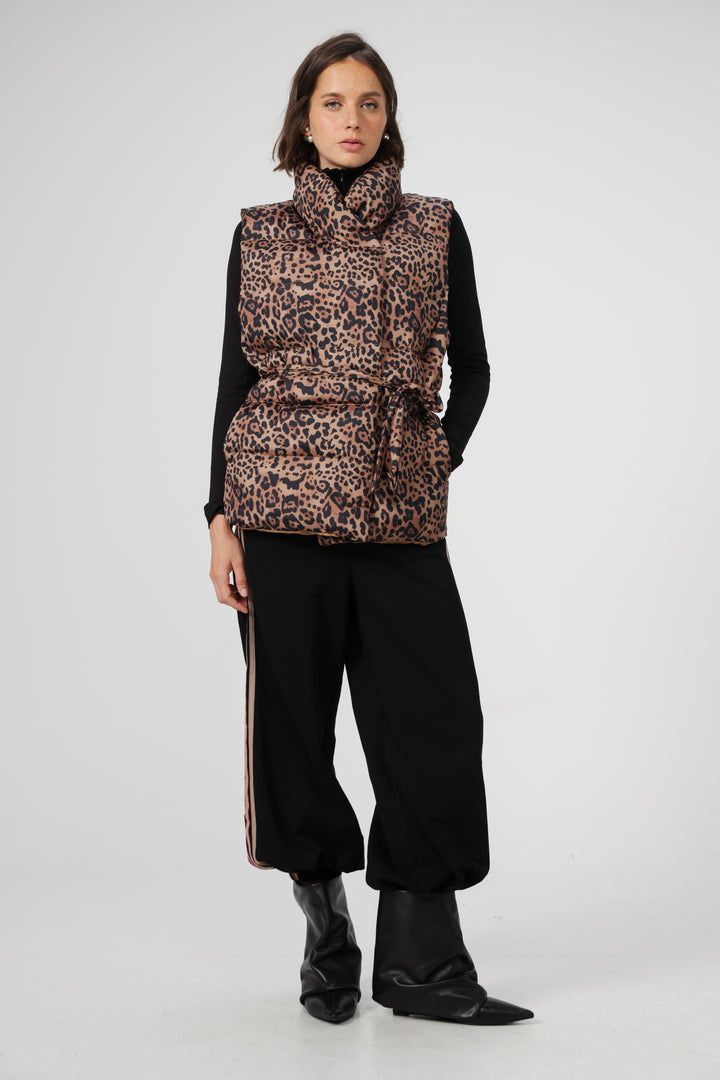 וסט מנומר צווארון גבוה Quilted Leopard Vest