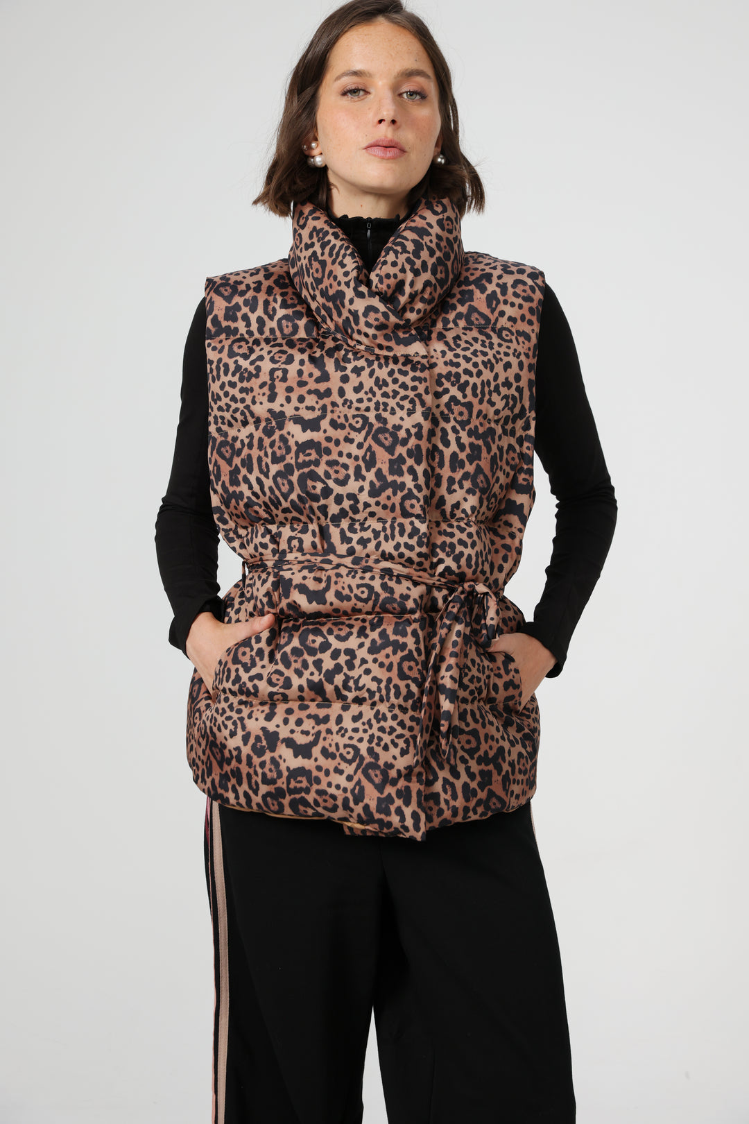וסט מנומר עם כיסים Quilted Leopard Vest