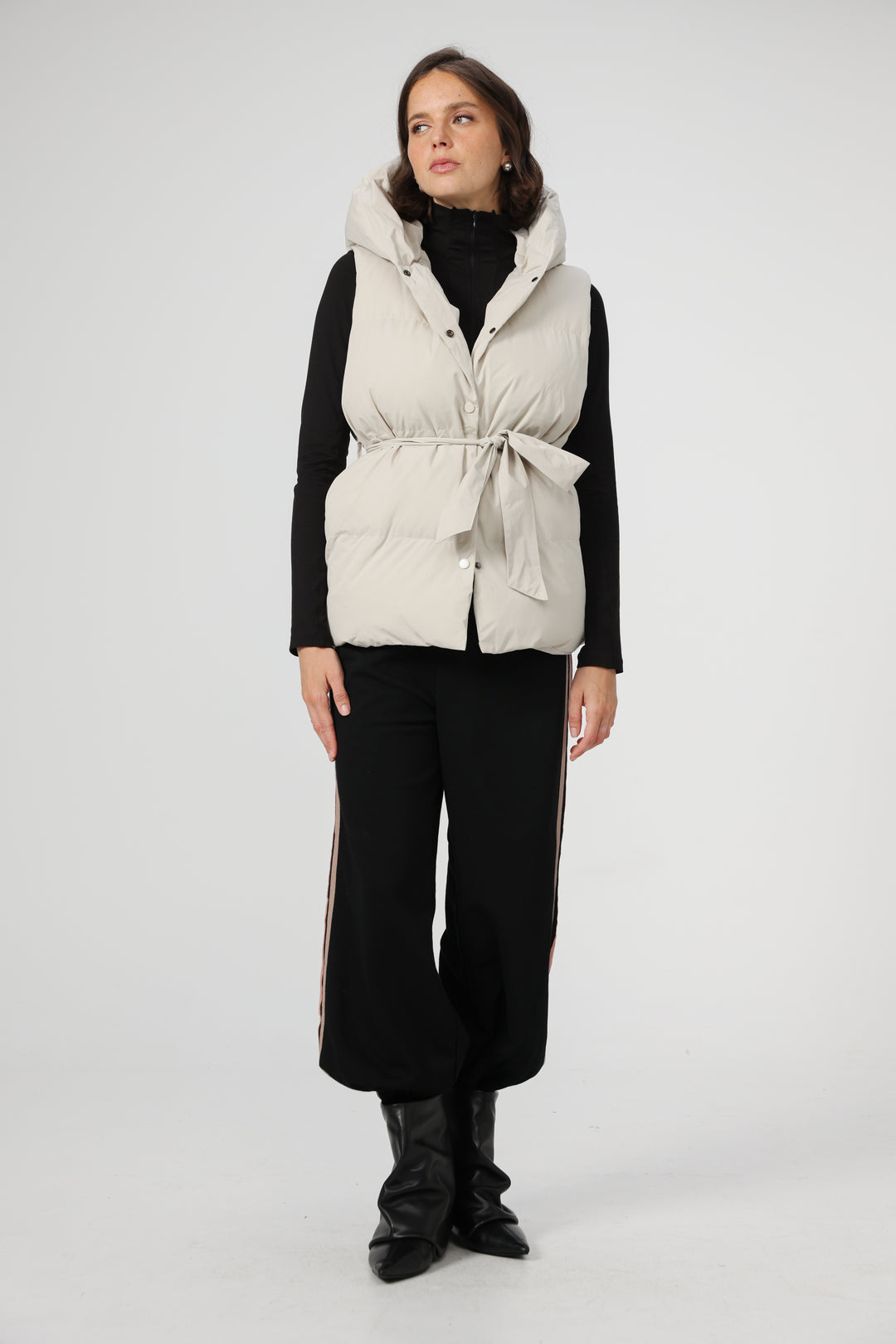 וסט לבן סגור Quilted Cream Vest