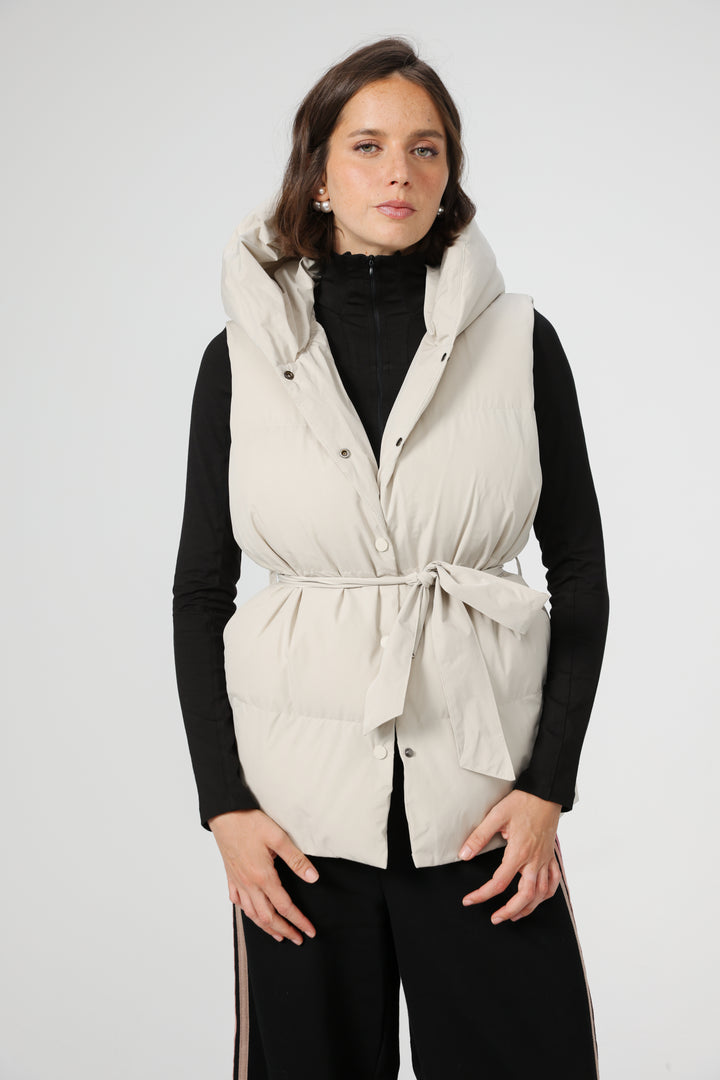 וסט לבן עם צווארון גבוה Quilted Cream Vest