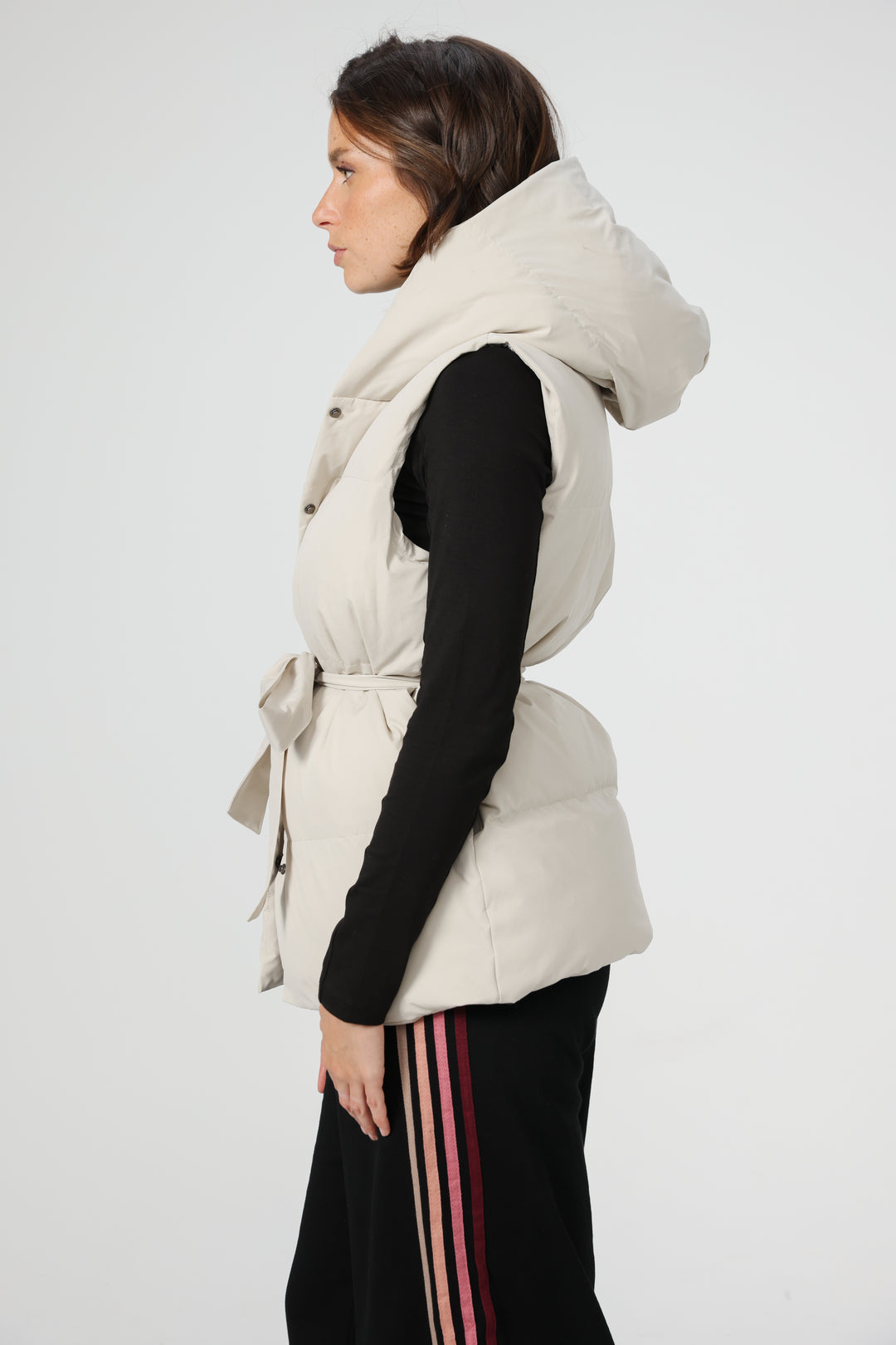 וסט לבן עם קפוצ'ון Quilted Cream Vest