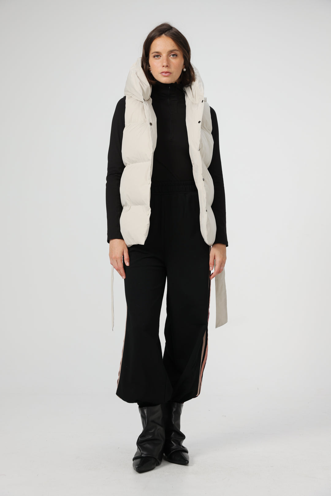 ווסט בצבע אוף וויט Quilted Cream Vest