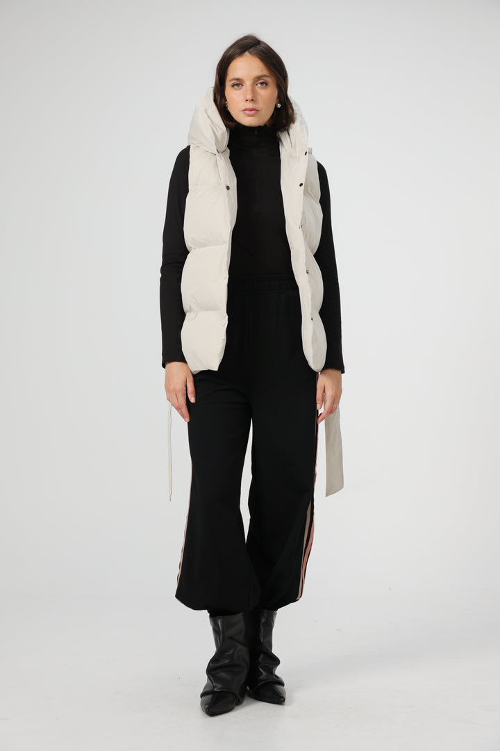 ווסט בצבע אוף וויט Quilted Cream Vest