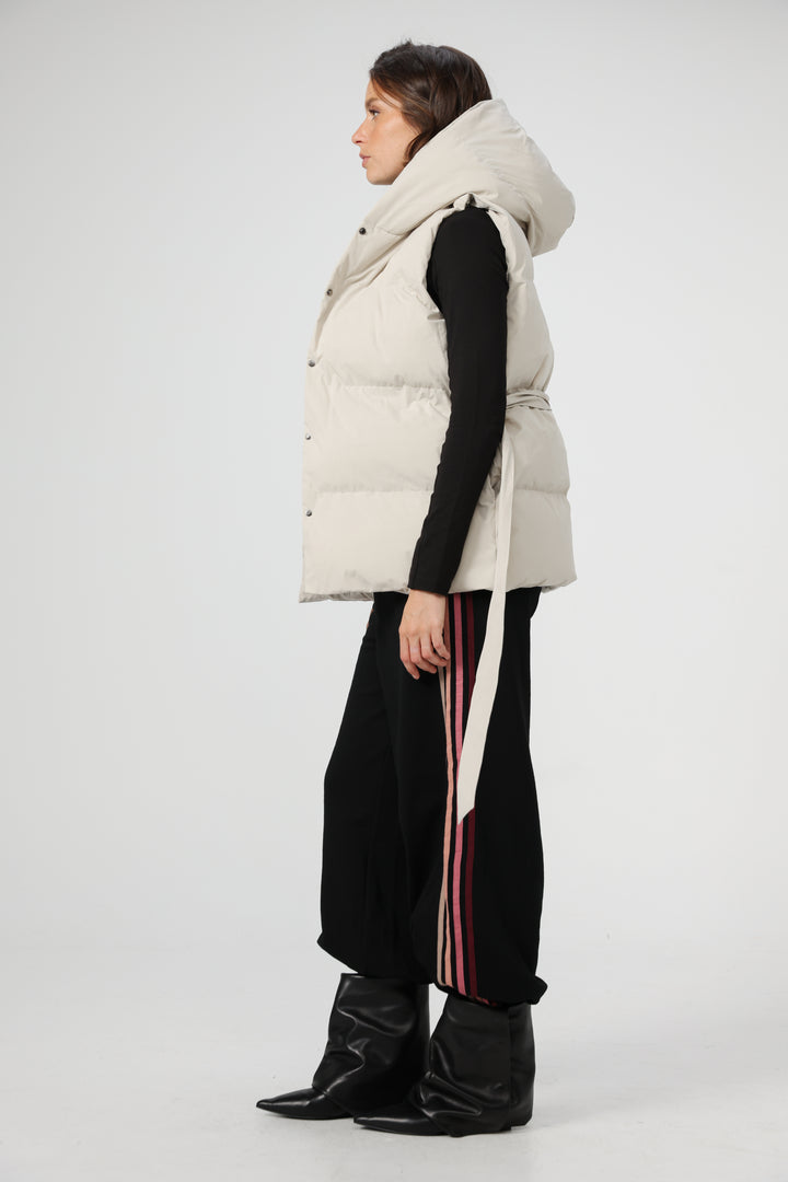 ווסט לבן עם חגורה נשלפת Quilted Cream Vest