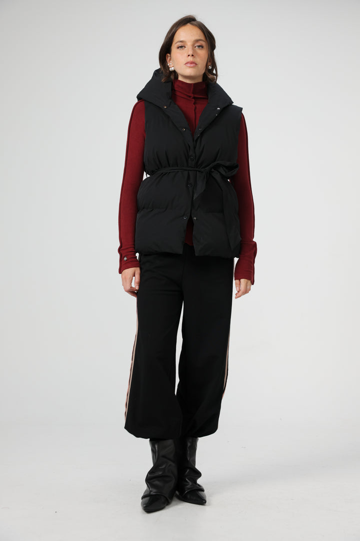 וסט שחור סגור Quilted Black Vest