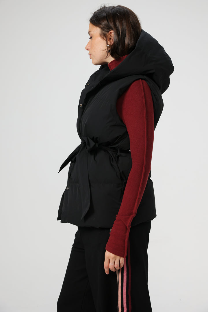וסט שחור עם קפוצ'ון Quilted Black Vest