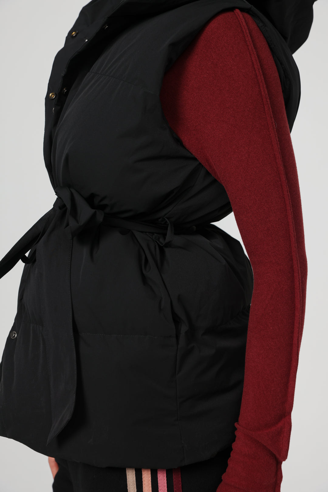 וסט שחור עם חגורה נשלפת Quilted Black Vest