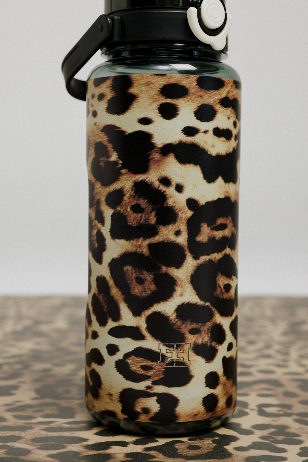  Leopard Water Bottle בקבוק שני ליטר גדול רב פעמי 