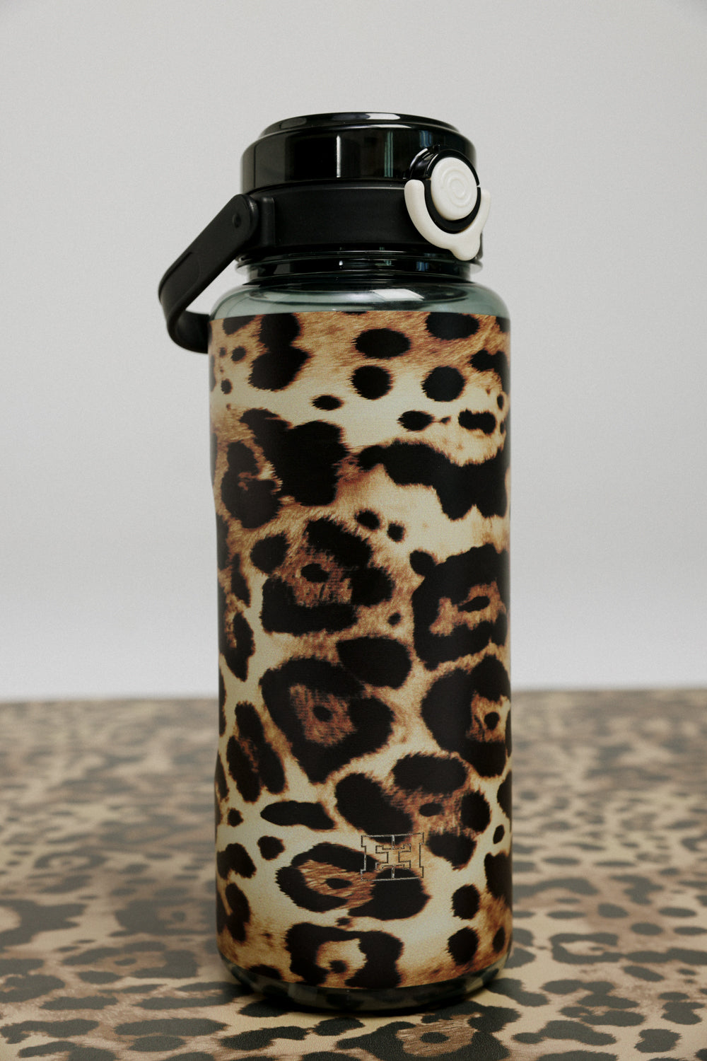 בקבוק מנומר 2 ליטר Leopard Water Bottle