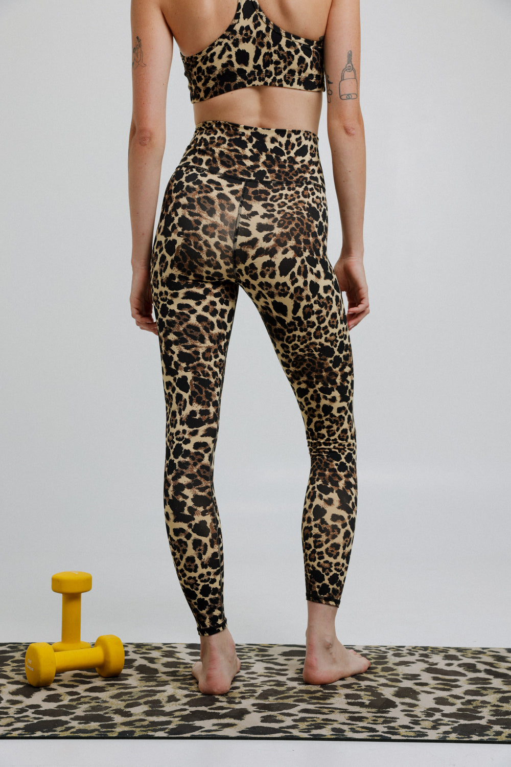 מכנסי ספורט נשים Earth Leopard Leggings מנומר גב