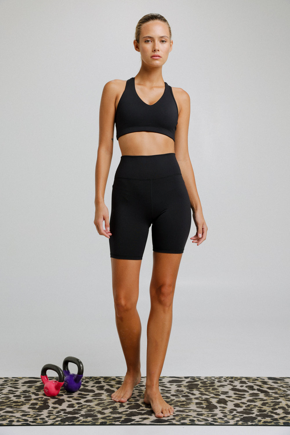Jupiter Short Black Leggings מכנס קצר בצבע שחור לאימון יוגה / ריצה / התעמלות / כושר 
