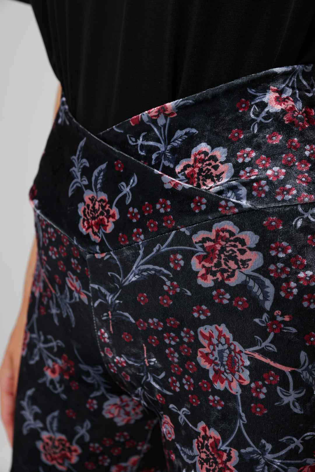 Dani Floral Velvet Short Leggings